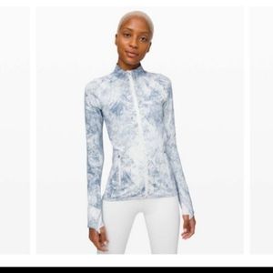 Lululemon ebb to train fitted sports hoodless jacket, size 4 excellent condition